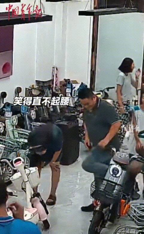 笑不活了！河北唐山，一顾客到电动车店铺看车，相中了一辆觉得价钱较贵，老板娘来了句