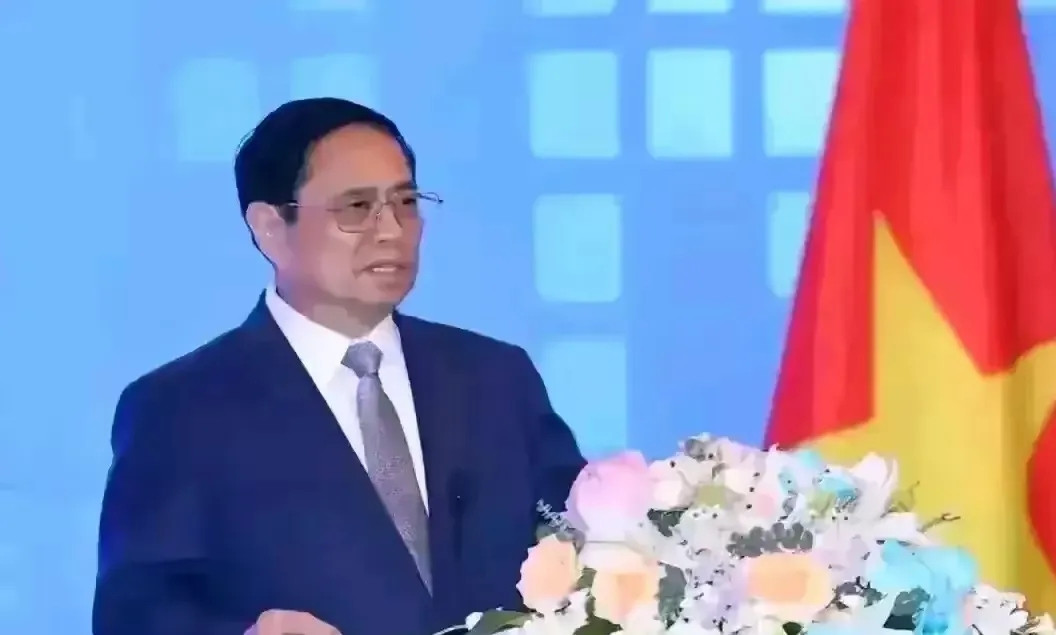 越南总理到中国访问谈合作。本来都好说互利互惠就完了。令人困惑的是，越南方面在合
