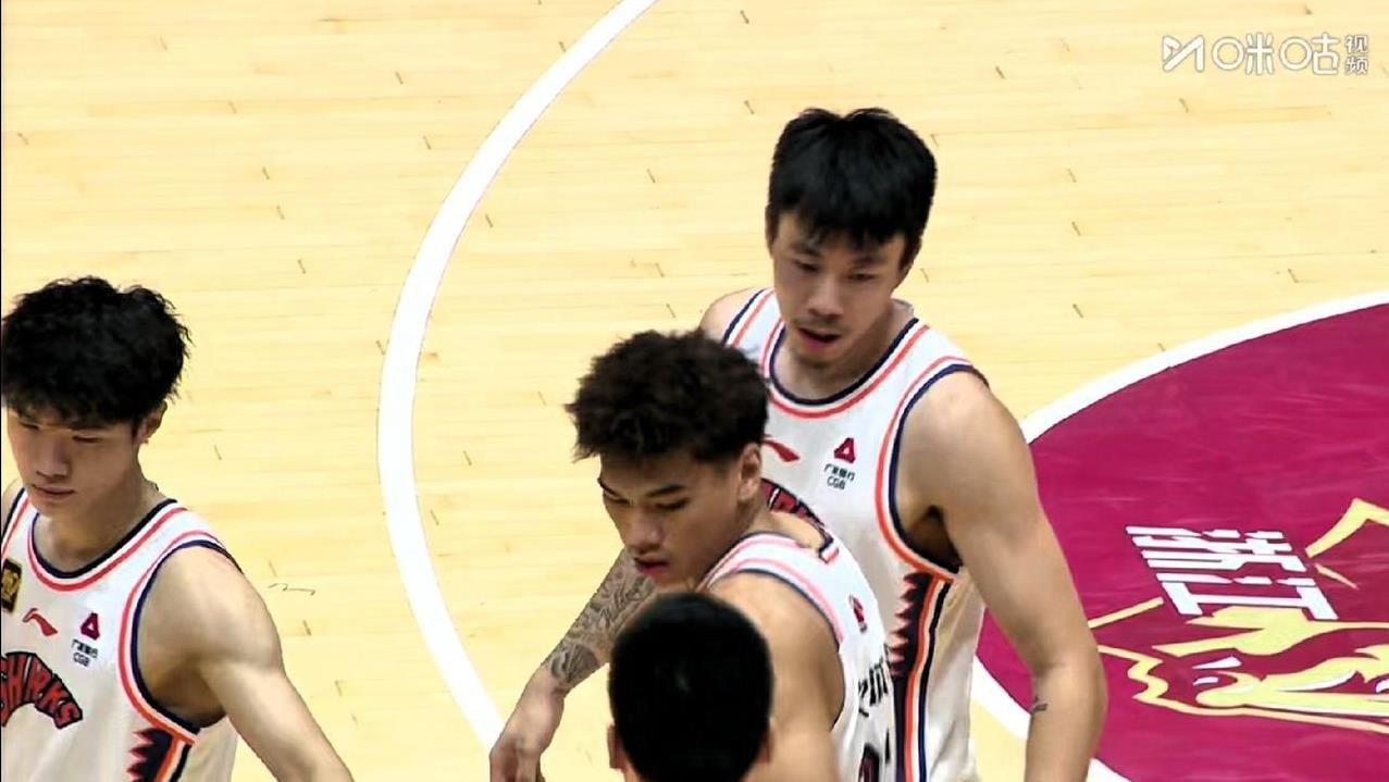张镇麟在上海男篮当持球大核，缺点和弱点彻底暴露无遗，热身赛打浙江，对手只要提前卡