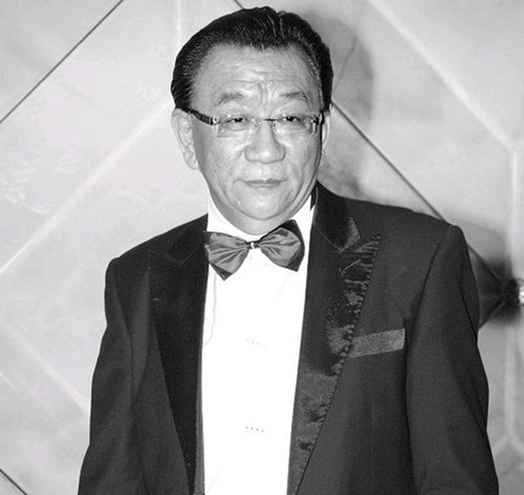 侯耀华向同学李勇借走了一台相机，但由于对方身份的特殊原因，最终引发了不小的轰动，
