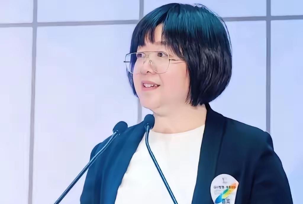 这是清华美院的主要领导班子，他们都在正常工作。​重点说说吴琼院长，她应该是说的