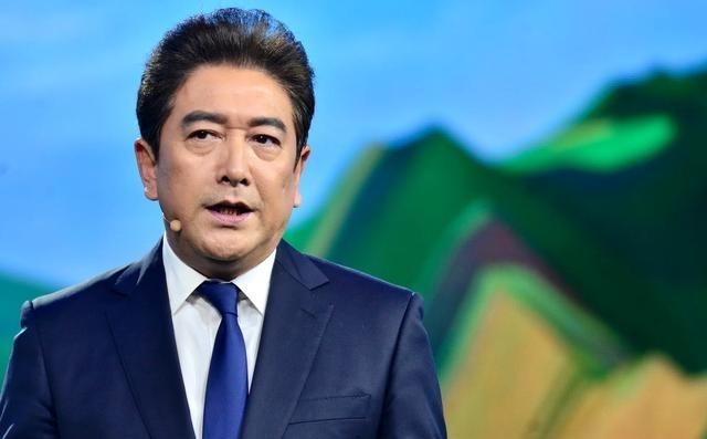 在2007年那个秋天，水均益的家庭突然遭遇剧变。他的妻子王君因车祸瘫痪，无法行动