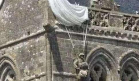 1944年，一名伞兵因失误，被挂在法国的一个教堂上，当德军发现他的时候，他装死骗