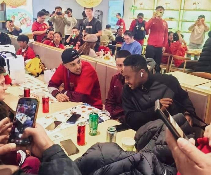 马莱莱伤了英博和申花球迷的心！据前方球迷报道，大连英博外援马莱莱竟然在赛后和上海