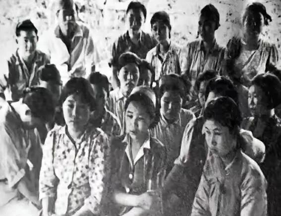 1952年，河间阐阁村女青年徐素娥，到沧州火车站送丈夫参军。发现一个拉车的车夫有