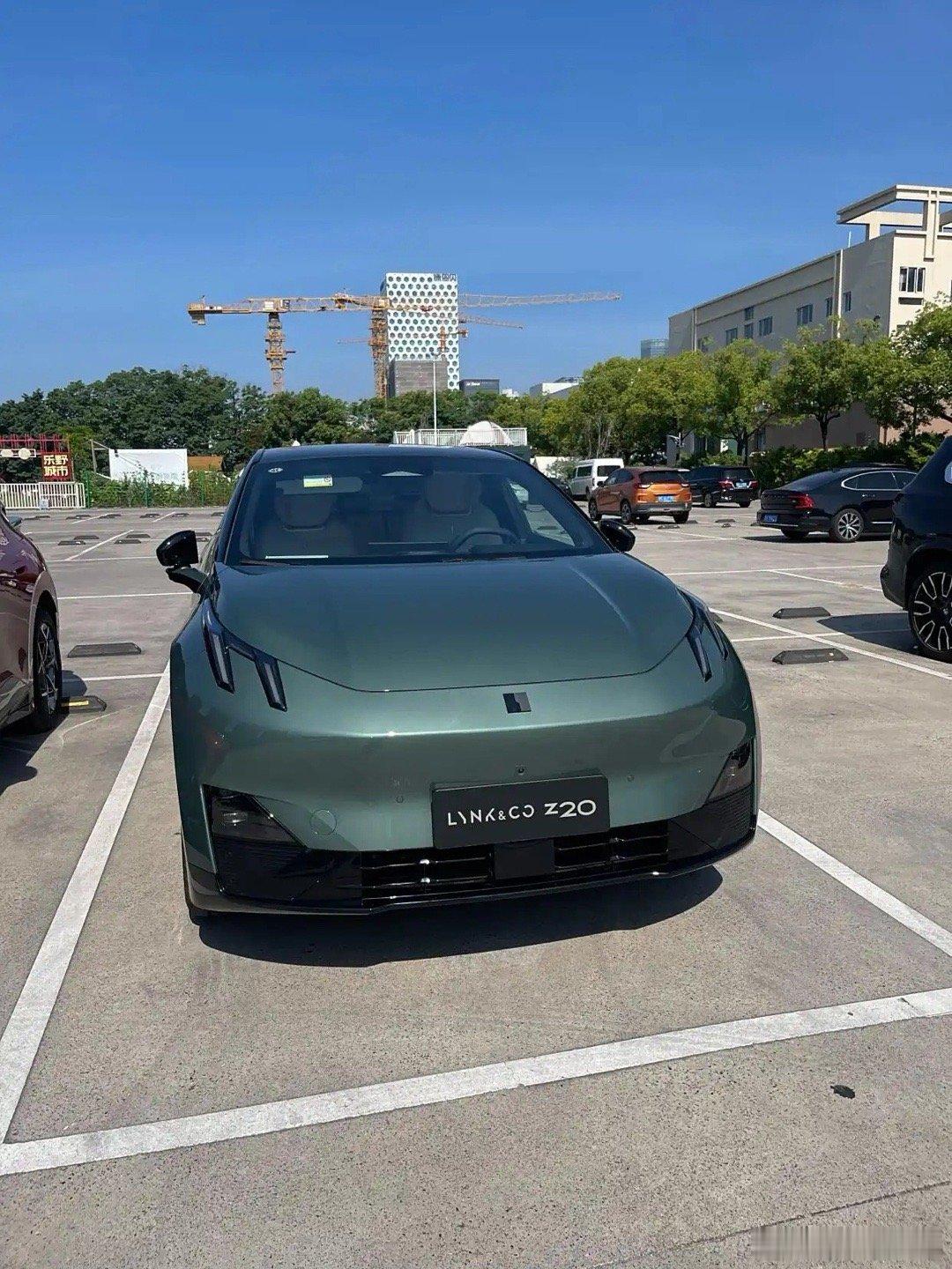 领克误关大灯引发事故这事儿其实车企才是最冤的。只能说现在的法律法规对车企还是太包