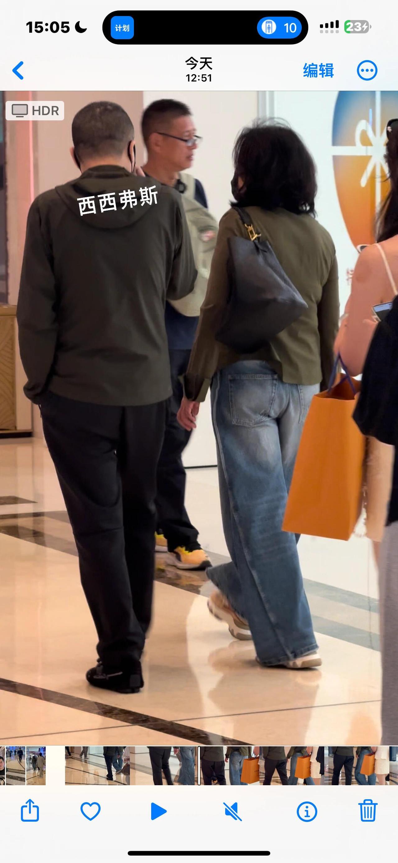 王楚钦爸爸妈妈在麦当劳吃饭被偶遇，王楚钦的气质和时尚感都遗传自妈妈了吧，妈妈