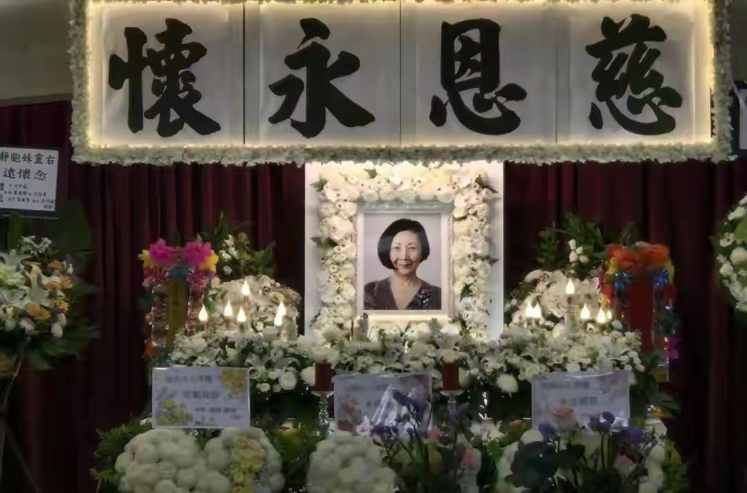 陈慧琳婆婆过世陈慧琳带两个儿子送别婆婆陈慧琳婆婆过世，带两个儿子到场送别。