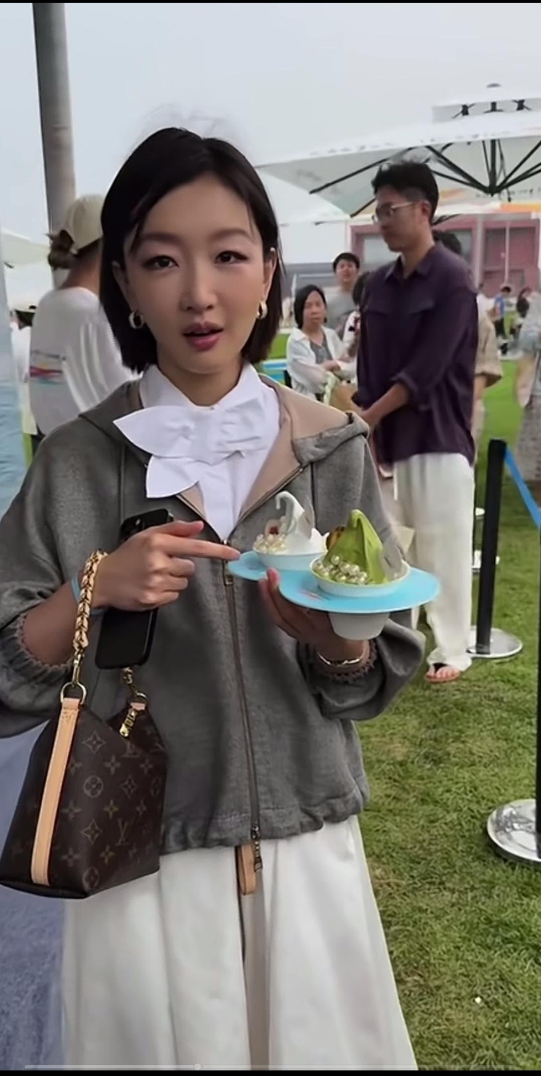 周冬雨，浓妆显得不清纯。
