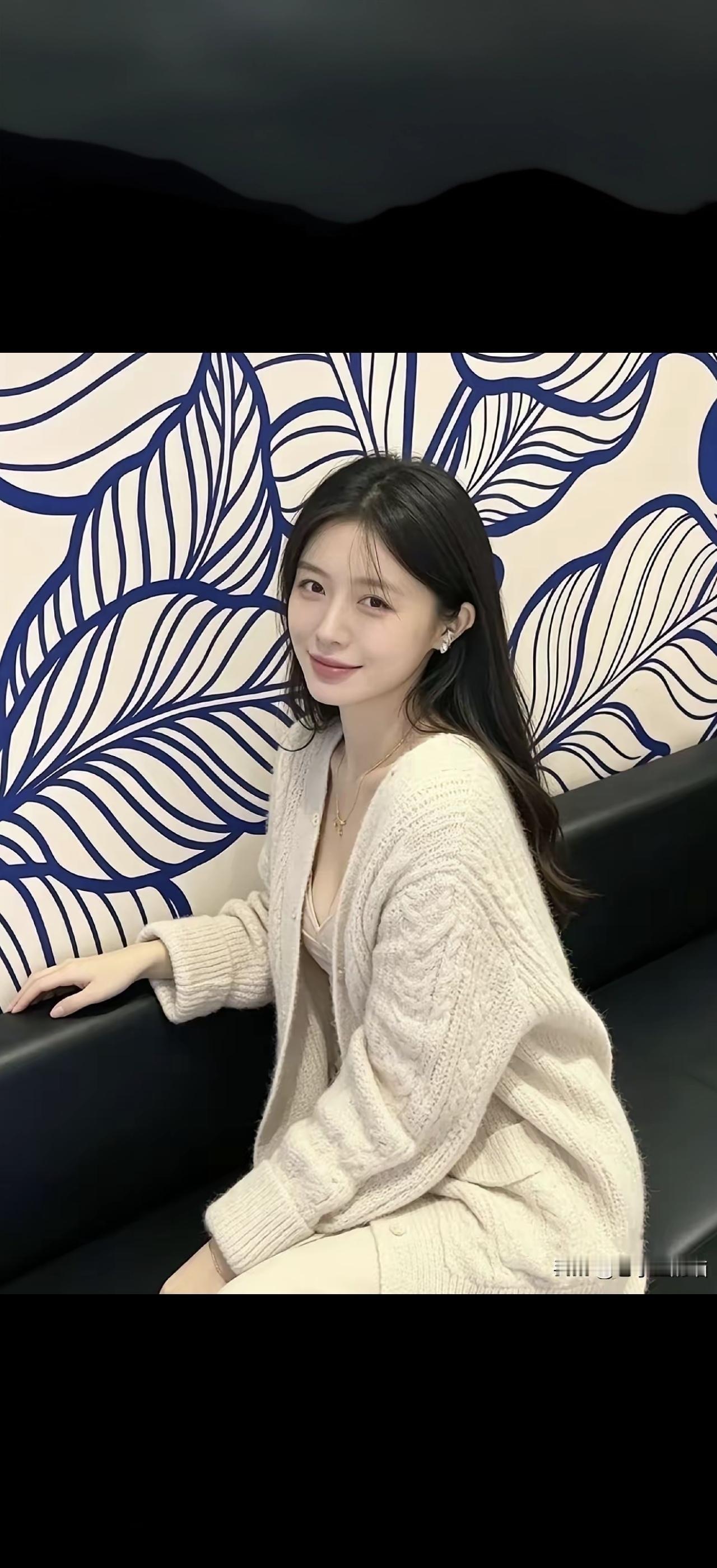 花影摇曳，美人倚栏。