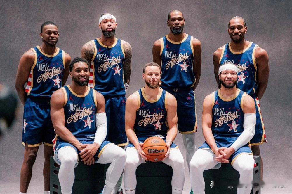 全明星大合影来了美国队库里打C位，詹姆斯缺席本次合影终于是轮到库里C位了