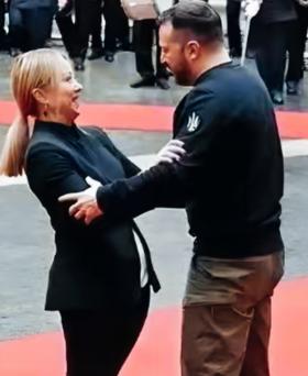 梅洛尼和对泽连斯基交流时，身体为啥后仰呢？梅洛尼这是被泽连斯基吓得呢？还是见了