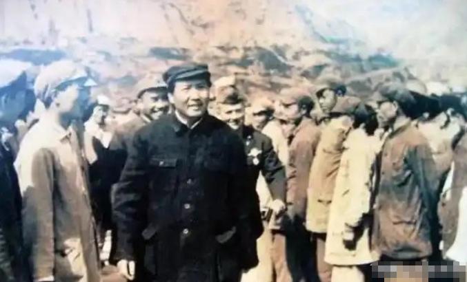 毛泽东在重庆谈判归来后，一病不起，冷汗湿透被褥。大家都怀疑是中了毒，苏联医生