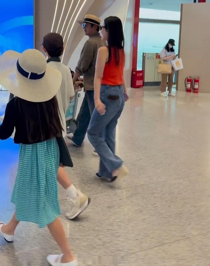 霍思燕女儿长这么大了嗯哼妹妹长这么大了一家四口好幸福​​​