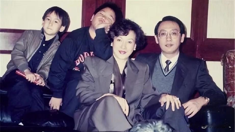 眼前这栋金色建筑，就是传说中“中国第一豪宅”——汤臣一品。说起这个项目，背后