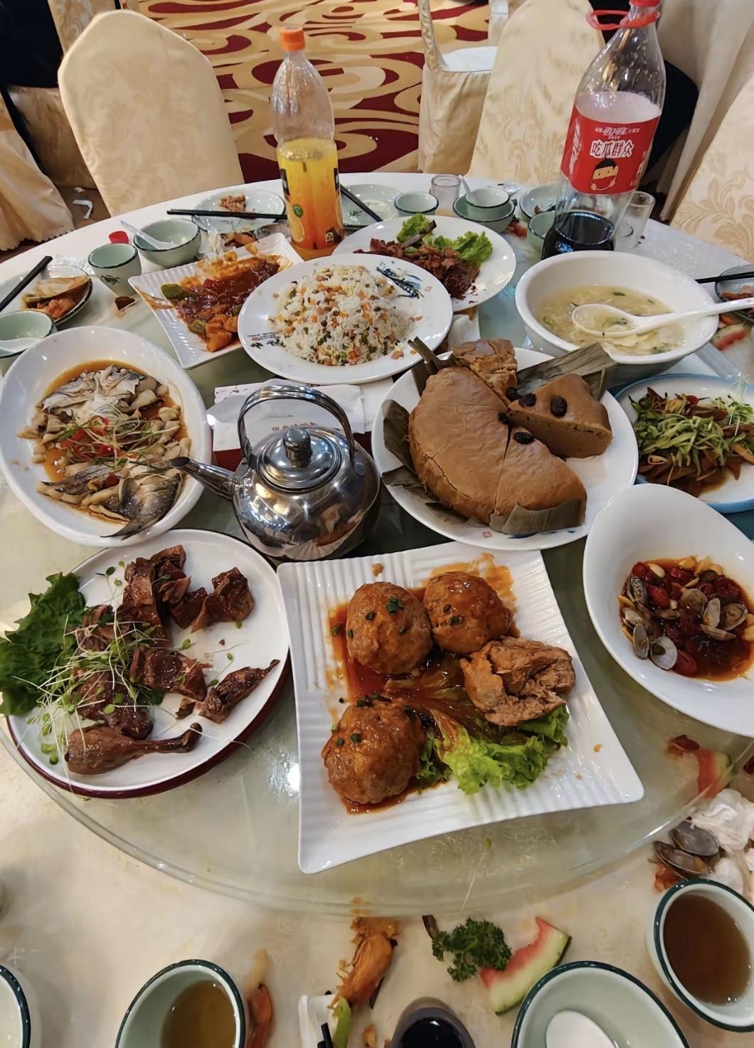 你可能不知道，不少饭店的剩菜其实没被扔掉。服务员用干净餐具打包，有的当员工餐，有