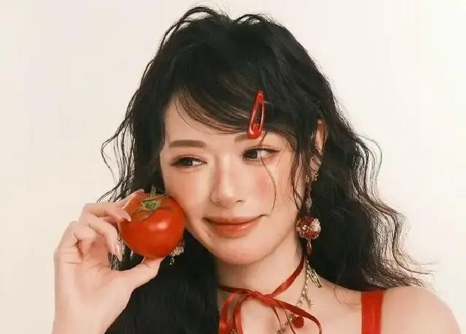 她拒绝的那部戏，成了年度爆款。2016年港姐冠军冯盈盈，如今在TVB仓库改