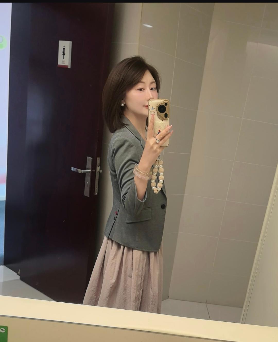 原来脱下白大褂之后，医生也可以美得这么惊艳。浙大四院的曾琦医生火了，上班时专注
