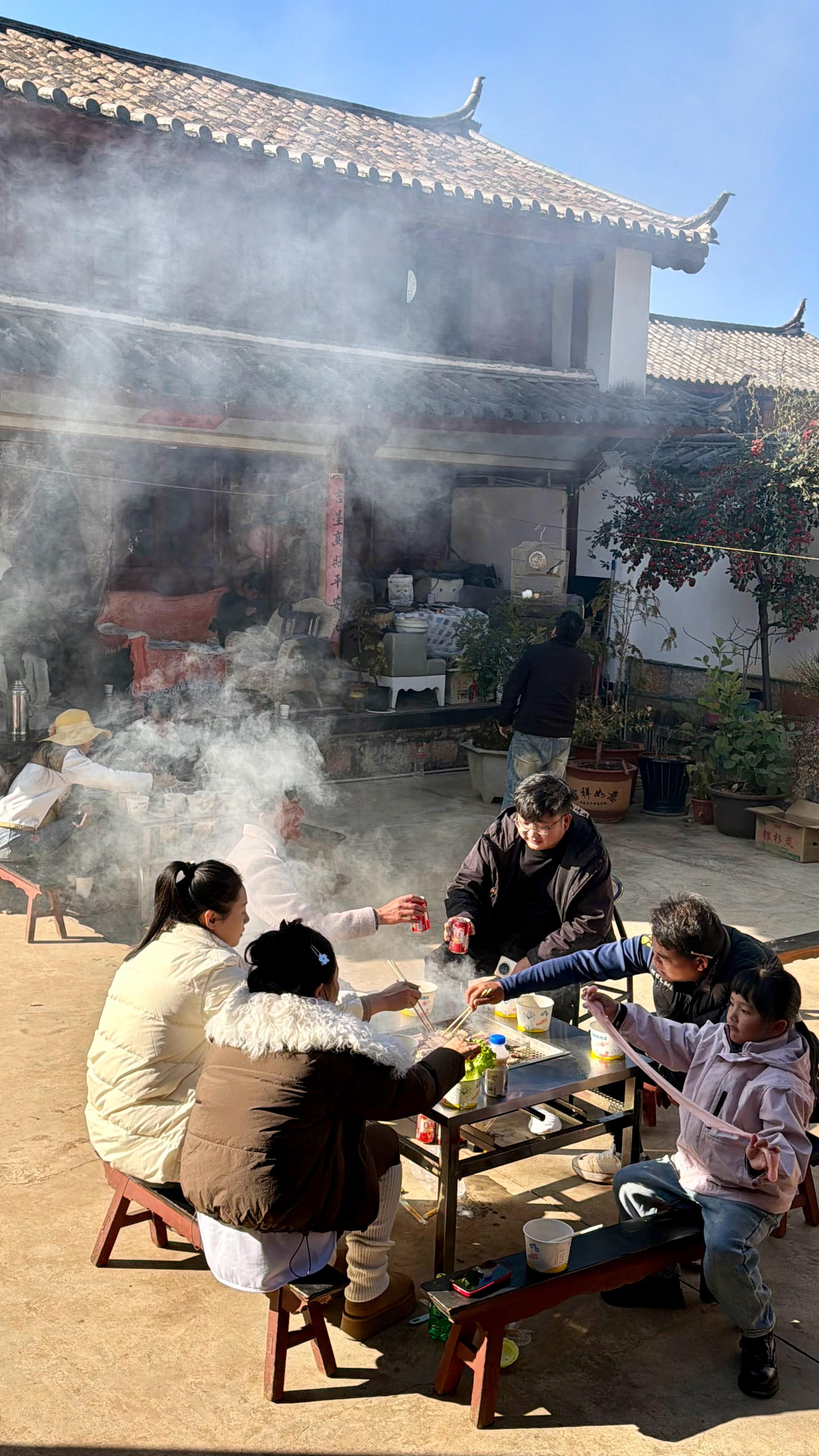 丽江一年一度的杀猪饭🐷，今天老姚家的猪肉，肉质太好了，切得时候刀工也讲究得很。