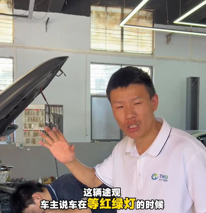 机油温度125度，吓得车主也不敢开车了。这辆途观车主说车在等红绿灯的时候机油