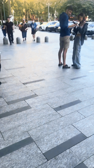 街头拍到一个年轻女孩竟然主动加一名外国男子的微信号？两个人互加为好友后女孩真是