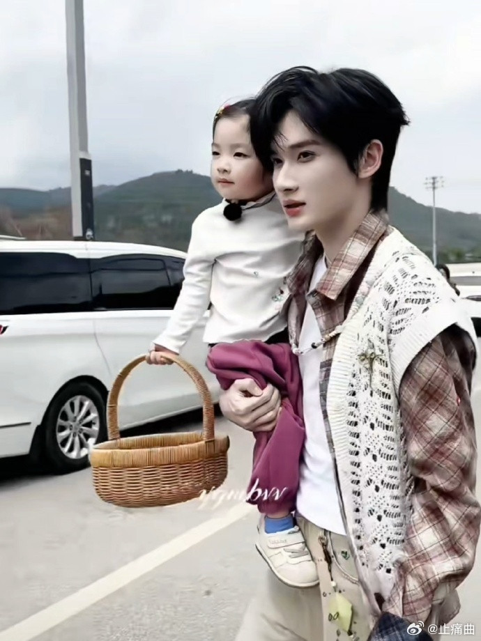 余宇涵抱小孩路透面对小朋友时态度温和又有耐心，把孩子照顾得特别好，温柔靠谱的特