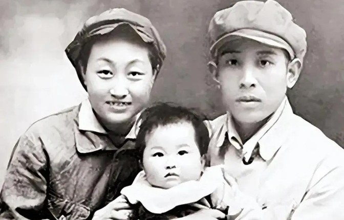 1938年，两位地下工作者假戏真做结为夫妻。然而，婚后妻子却不幸牺牲，丈夫决定终