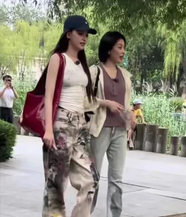孙怡逛公园被偶遇，网友:身材真好，和照片里一样漂亮，清纯靓丽