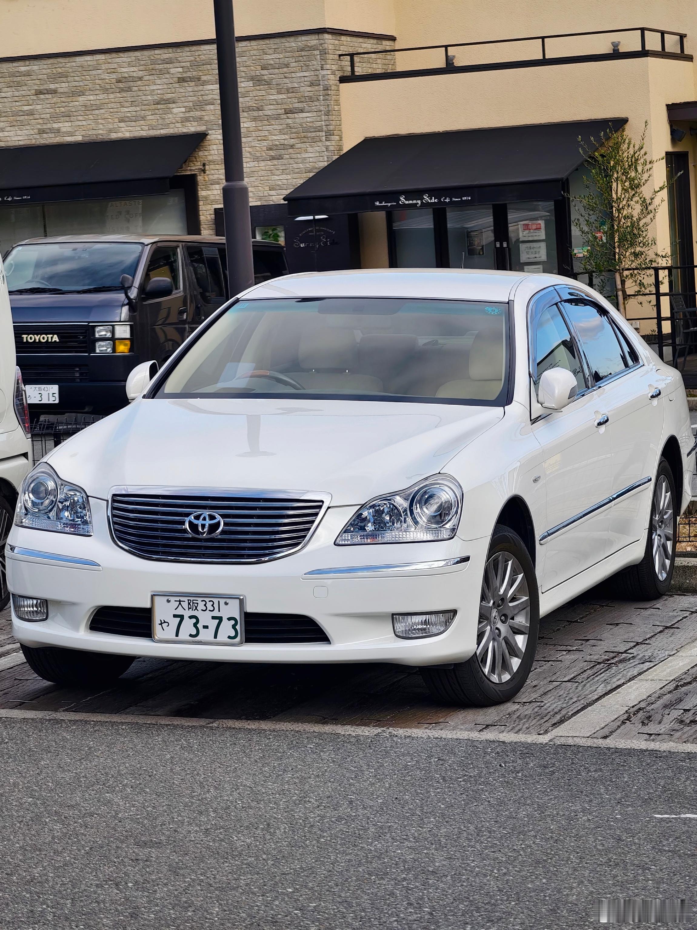 型车街拍最近车圈很多大咖都开始玩皇冠12代。这代皇冠基本都往Athlete