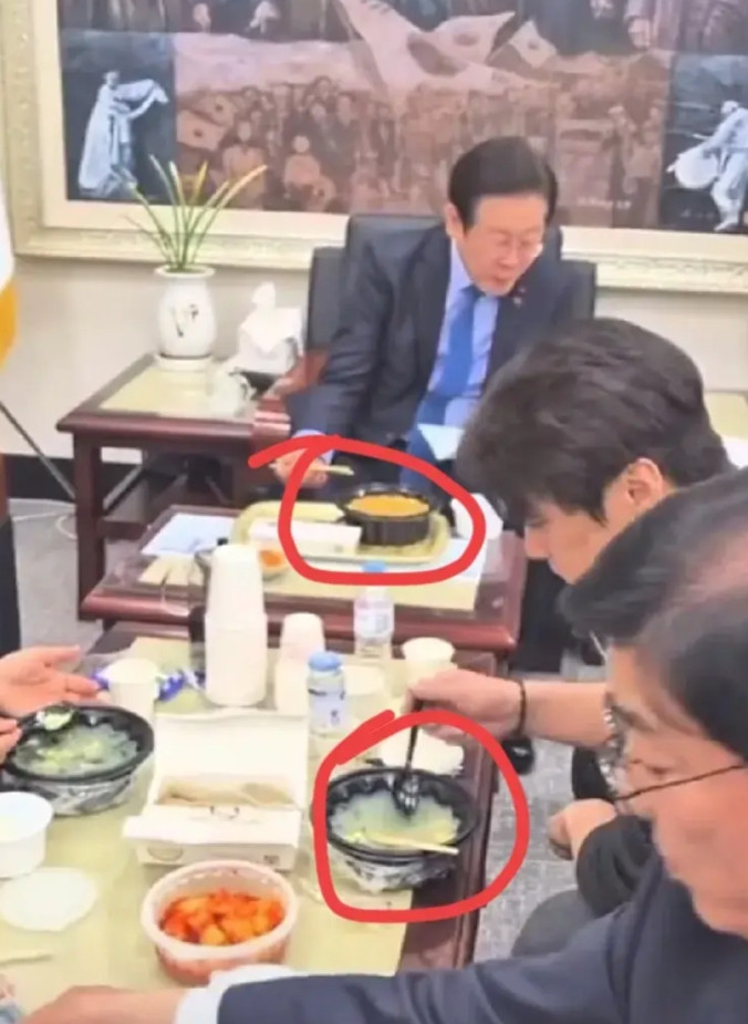 看看李在明，贵为一国总统，带着整个总统办一起吃外卖是啥感觉？看他就算是吃个外