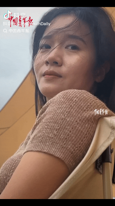 看哭了！河北衡水一位妈妈带10岁自闭症儿子户外玩耍，暖阳里原本松弛微笑的她，看着