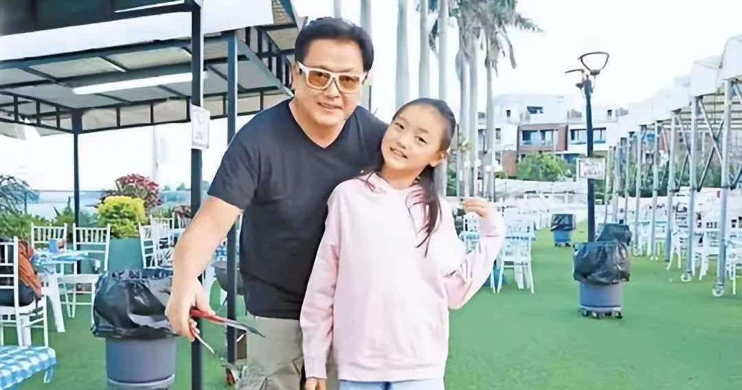 魏骏杰现状：定居杭州，身材肥胖成油腻大叔，和女儿相依为命