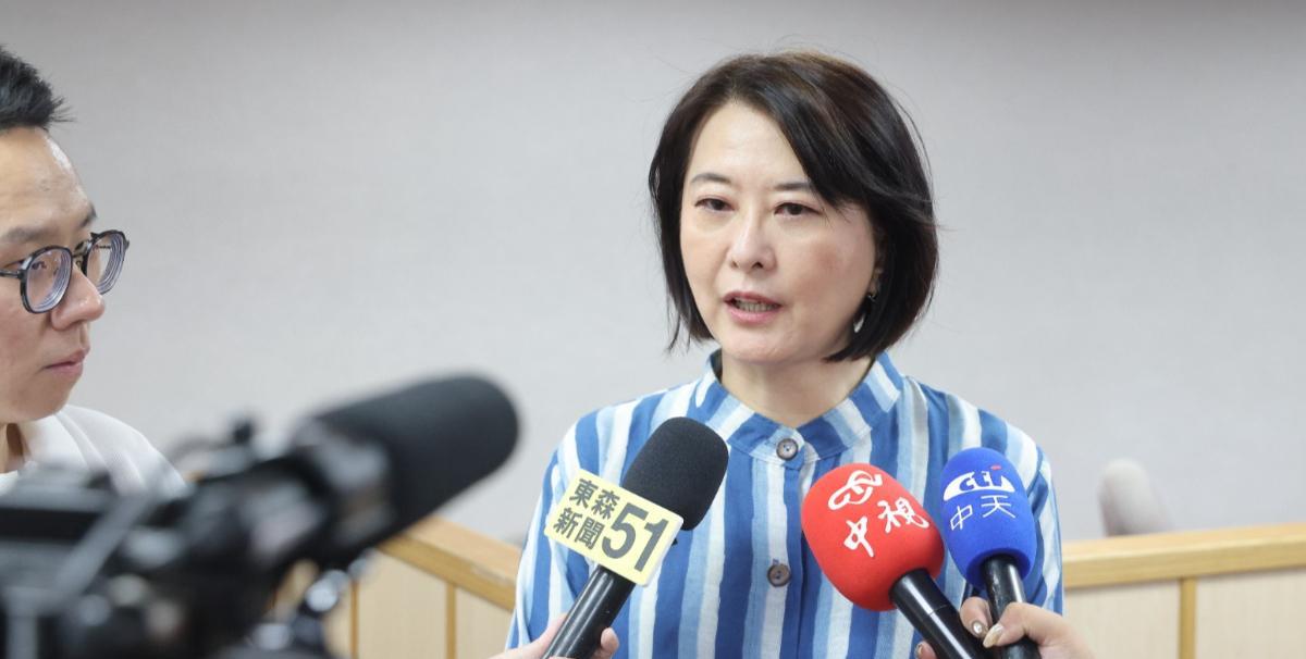 卷黄国昌狗仔门！王鸿薇与《联合报》记者互呛无言、受宠若惊民众党主席黄国昌“狗仔