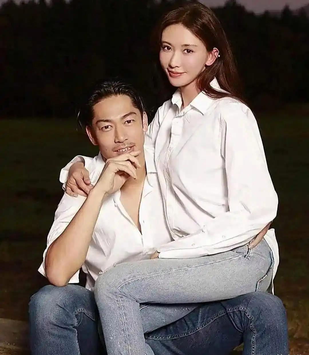 林志玲和老‌公黑‍泽良平一起拍写真了！‎‍﻿画面温馨甜蜜，林志玲依偎在丈夫怀里，