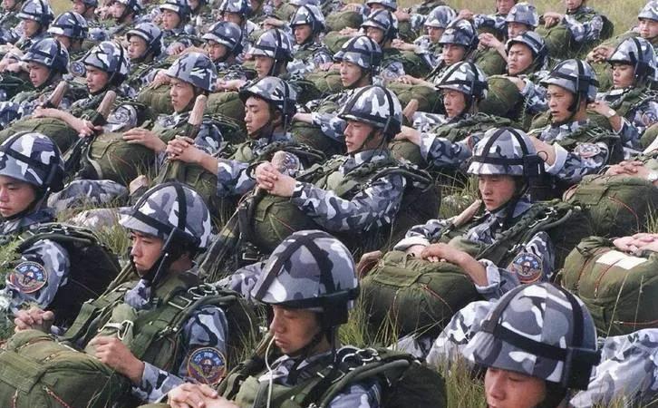 空降兵和特种兵的伙食标准有所不同，各具特色。空降兵部队的伙食标准为四类灶，每人