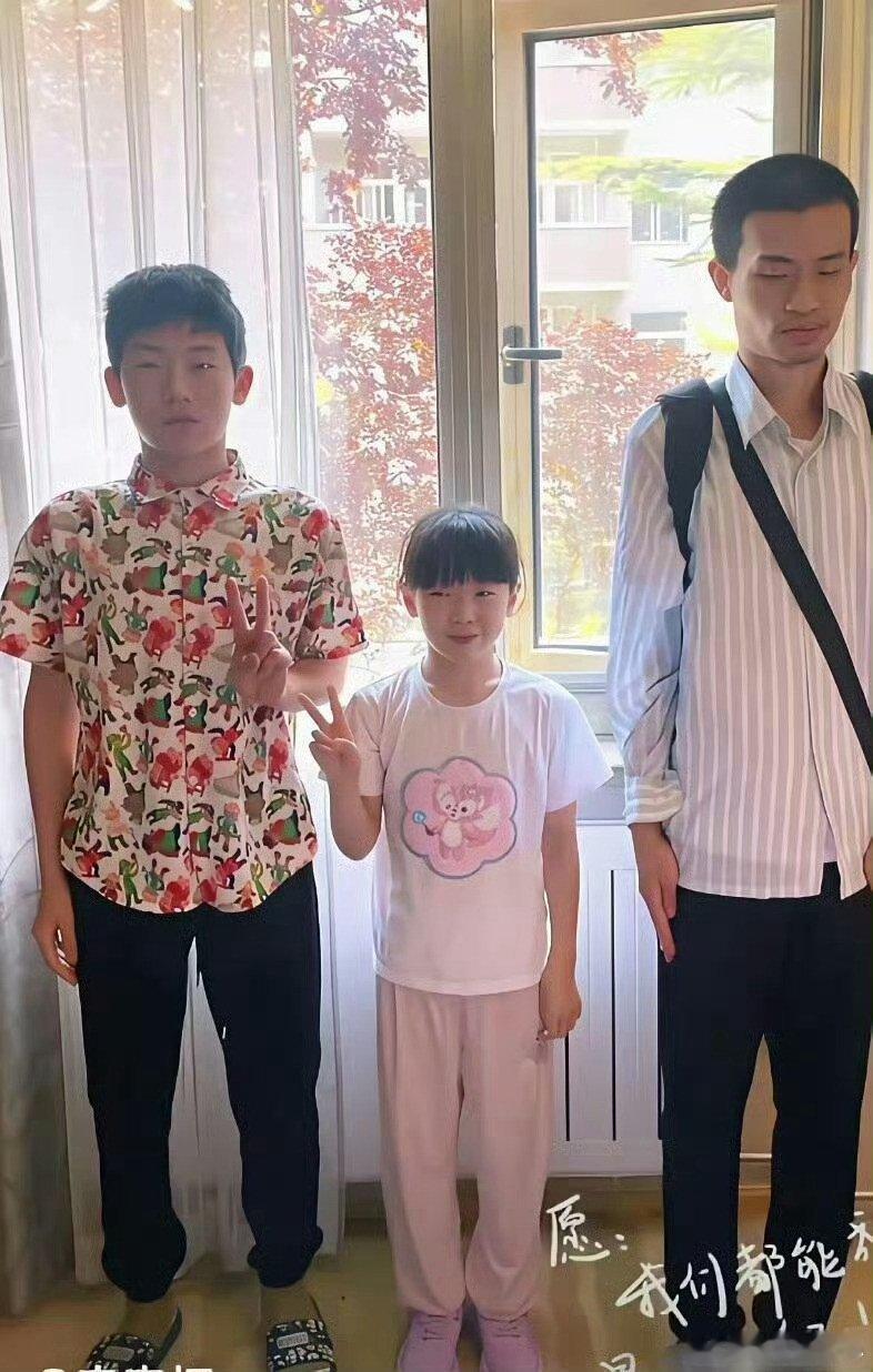 韦神不愧是韦神，和外甥、外甥女拍照都这样，这种人真的只适合搞学术，不适合社交吧