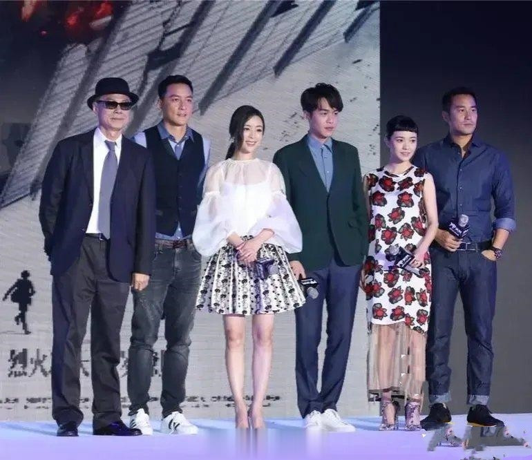 张若昀的身高真的是个谜，坐在吴彦祖身边显得又瘦又小。其实站起来张若昀真的不低，