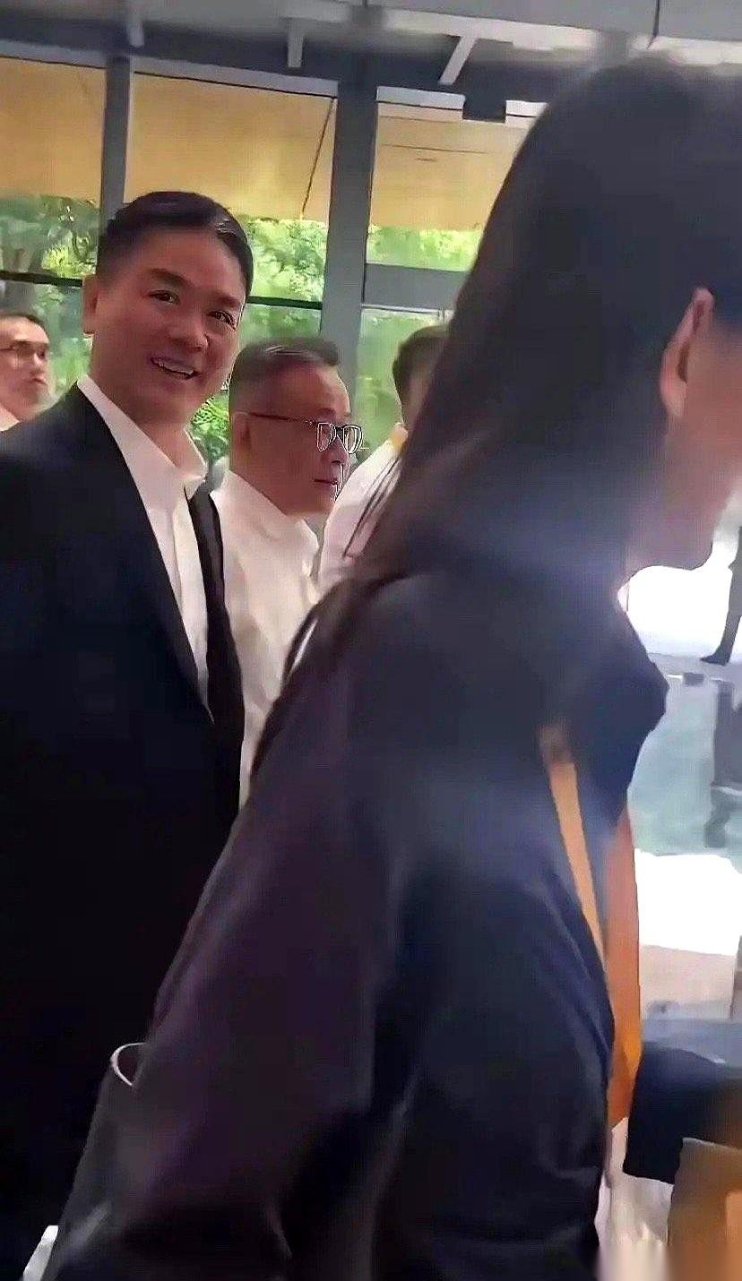 人家喊一声“东哥”，刘强东笑着点点头。这本来挺好一事儿。结果旁边那位女士，一