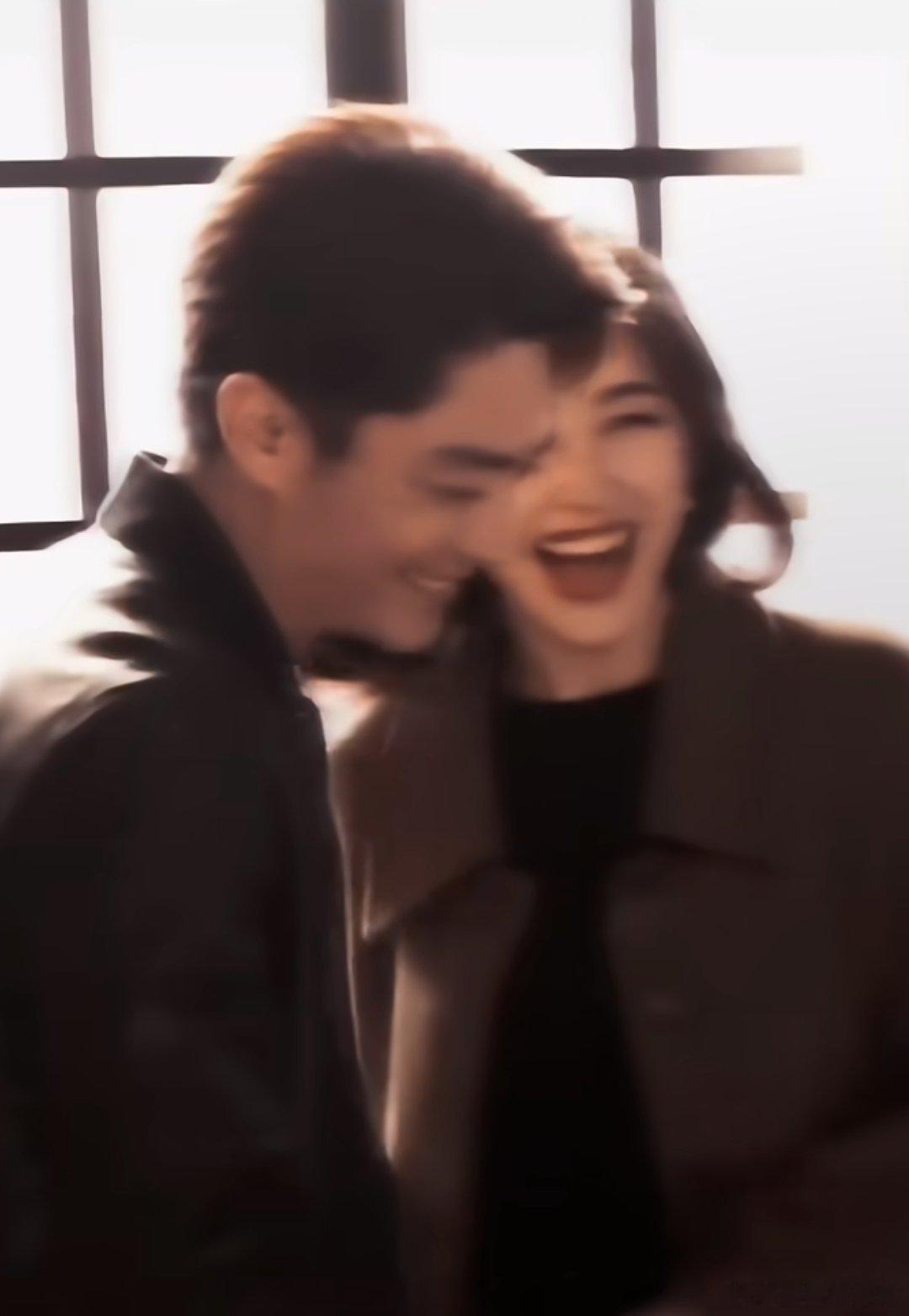 霍建华和朱珠这组花絮图，真是太般配了，氛围感拉满，妥妥的老钱风中年人的爱情偶像剧