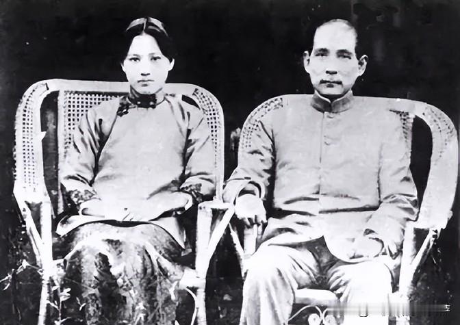 1915年，孙中山向发妻卢慕贞提出离婚，48岁的卢慕贞不哭不闹，只回复了一个字：