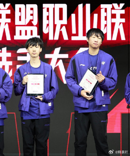 至今不理解为啥Ning和Baolan退役那么早啊，感觉还可以继续打职业，TheS