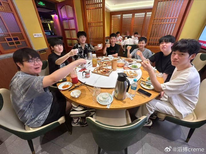 小奶油赛后晒出TES全员聚餐合照: “兄弟们打的很好, 吃点好的~”