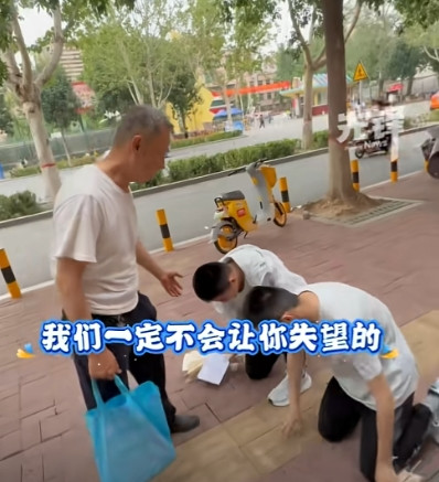 6月8日，山东聊城，双胞胎男生走出考场，竟直接朝路边老人跪下磕头！原来2人的父亲