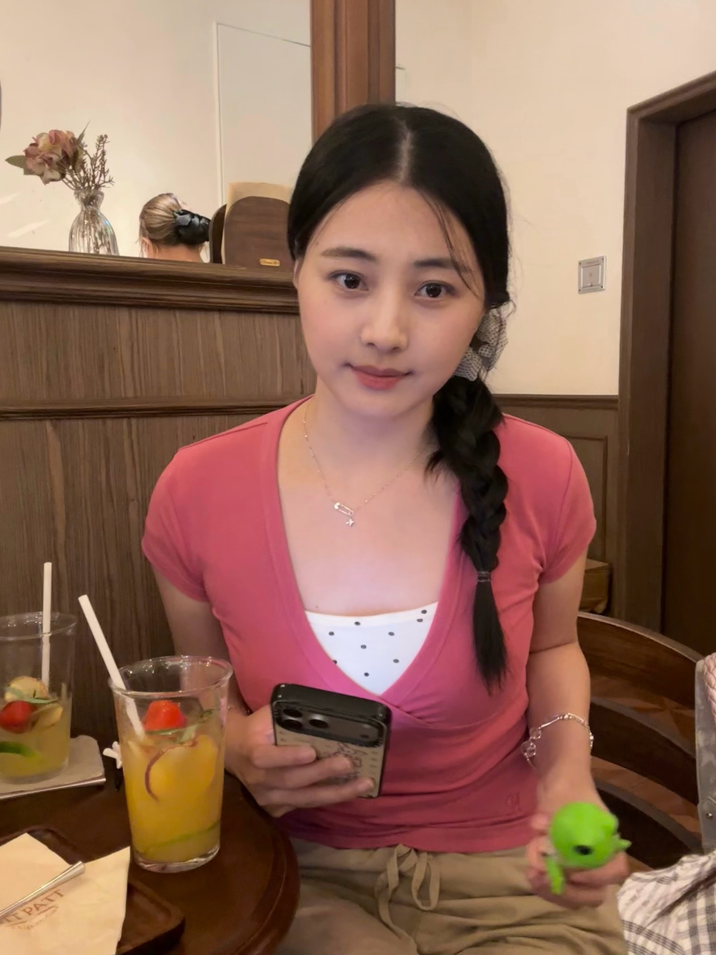 闺给僵硬的我拍美照希望80岁可以克服镜头恐惧