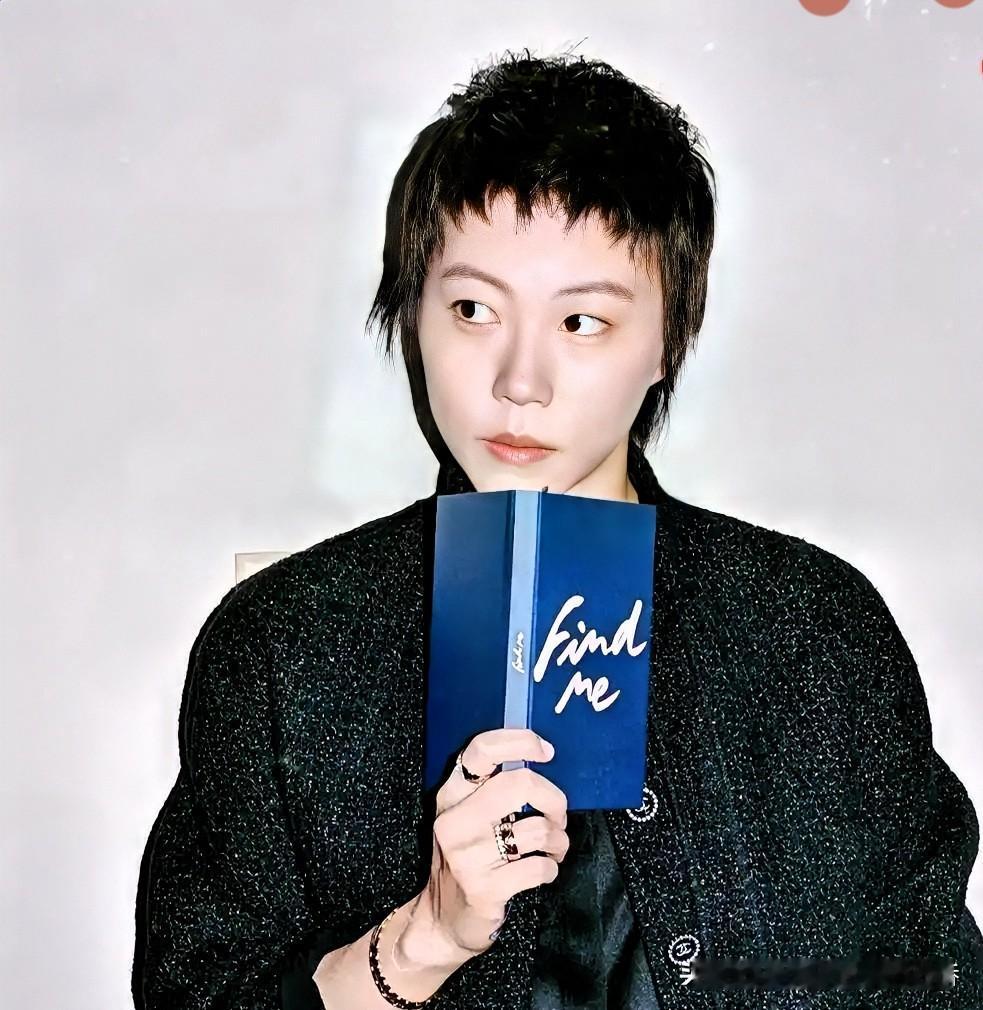 李亚鹏欠债1个亿，四处卖房卖字画仍不够。大女儿窦靖童首次直播带货，1小时销售额达