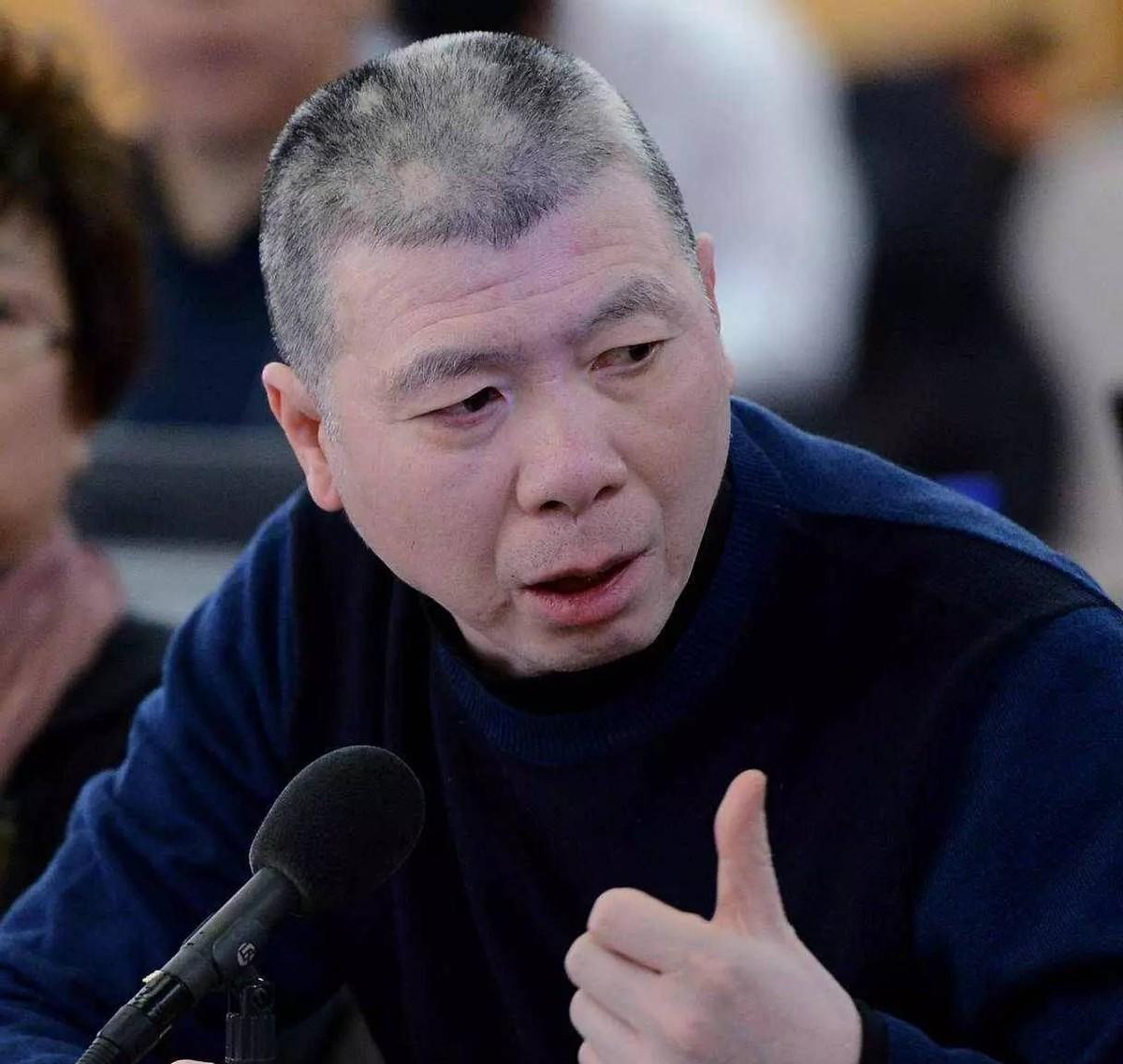 冯小刚，当年人送外号，“冯裤子”。为啥？冯小刚出生在北京大兴区，家里条件一般，