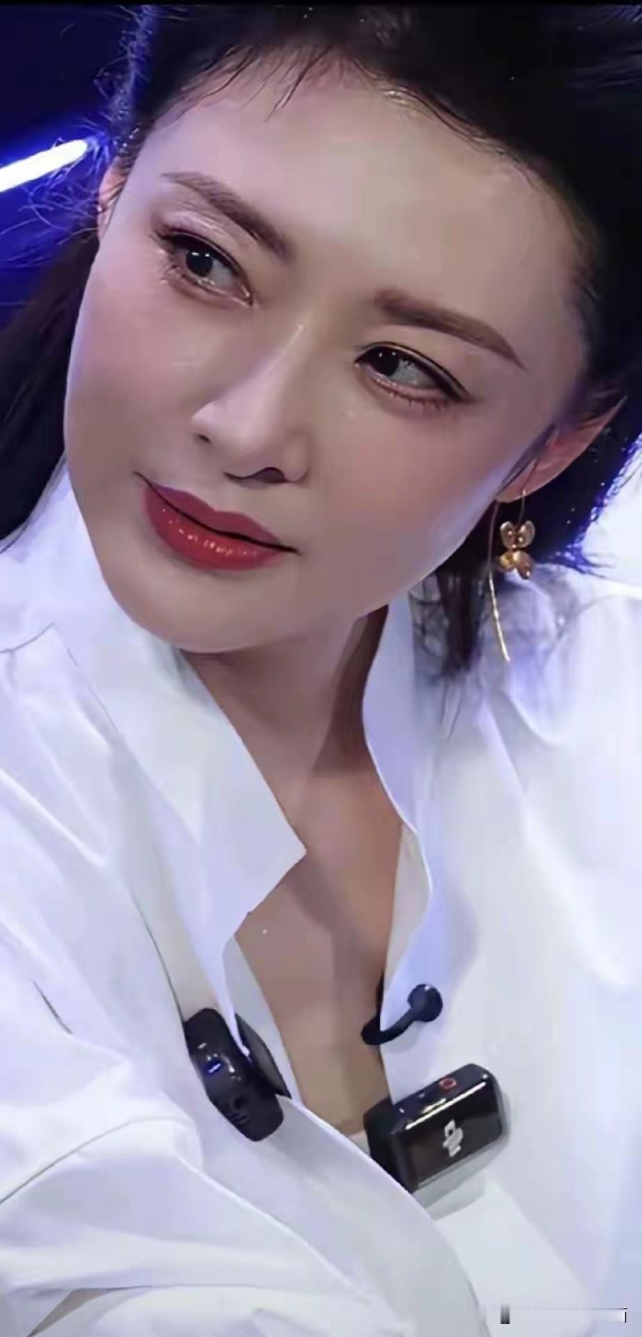 美女以前是多么的好看，温柔大方，又有魅力，怎么离开央视平台之后一脸的凶相了，女神