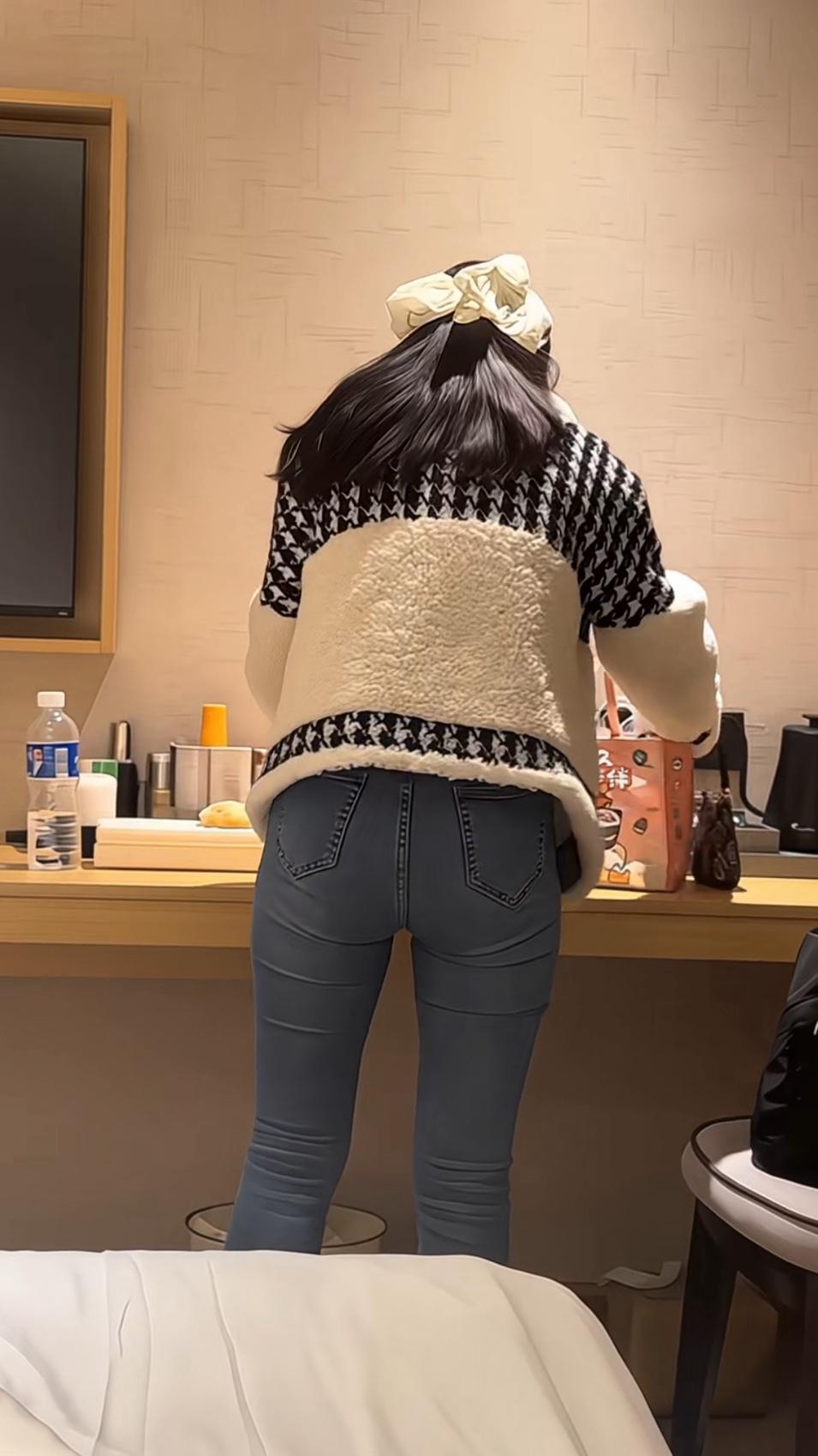 果然，背面好看的女生，侧面，正面都好看[呲牙笑]