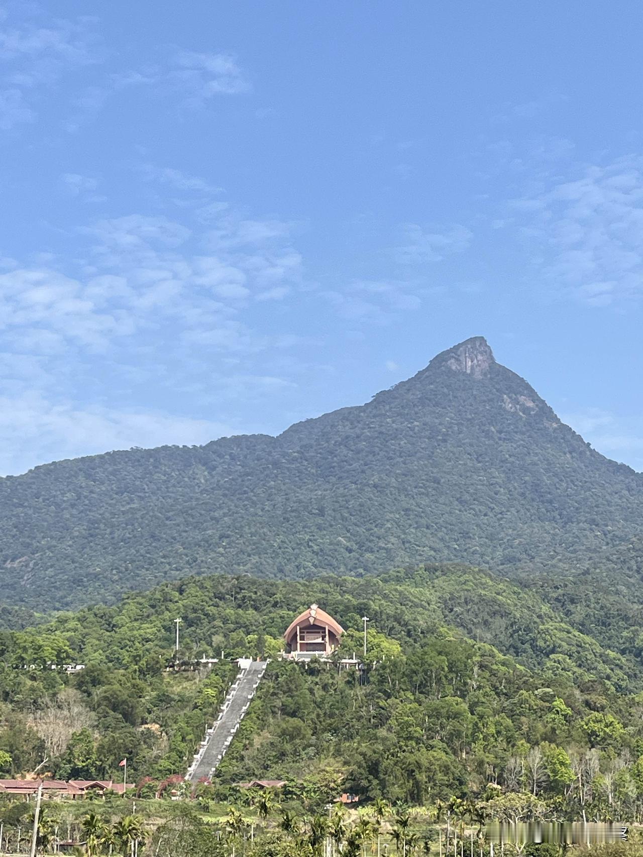 不同角度的五指山主峰，俗称大姆指。一眼看到五指山，很难，跑上两天，也只能看到一根