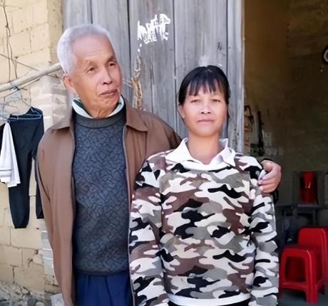 1994年，49岁梁二将19岁女工友带回村，随后两人开始疯狂造人，短短21年，两